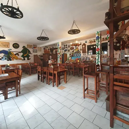 بيت ضيافة Hrusicka Restaurace A S Klimatizaci A Parkovistem Pro Motorky A Kola 3*