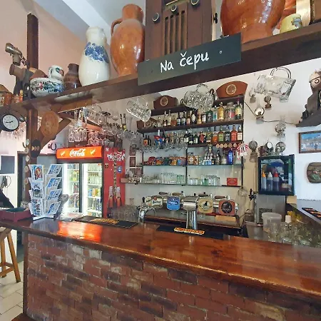 Hrusicka Restaurace A S Klimatizaci A Parkovistem Pro Motorky A Kola 3*