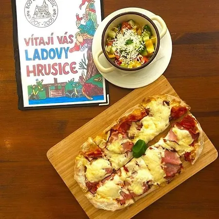 Hrusicka Restaurace A S Klimatizaci A Parkovistem Pro Motorky A Kola بيت ضيافة