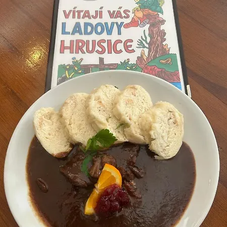 Hrusicka Restaurace A S Klimatizaci A Parkovistem Pro Motorky A Kola 3*