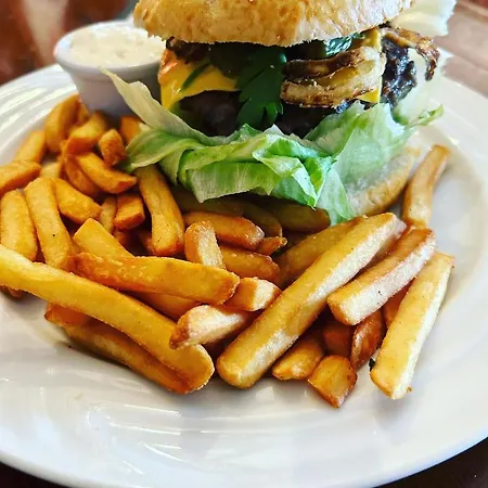 Hrusicka Restaurace A S Klimatizaci A Parkovistem Pro Motorky A Kola بيت ضيافة 3*
