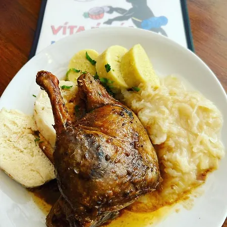 بيت ضيافة Hrusicka Restaurace A S Klimatizaci A Parkovistem Pro Motorky A Kola 3*
