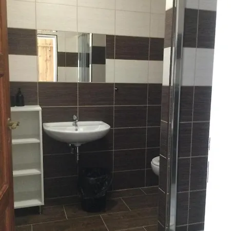 Hrusicka Restaurace A S Klimatizaci A Parkovistem Pro Motorky A Kola بيت ضيافة Hrusice