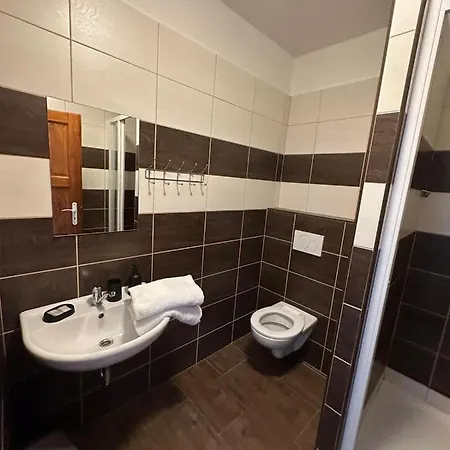 بيت ضيافة Hrusicka Restaurace A S Klimatizaci A Parkovistem Pro Motorky A Kola 3*