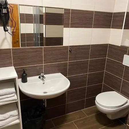 Hrusicka Restaurace A S Klimatizaci A Parkovistem Pro Motorky A Kola بيت ضيافة