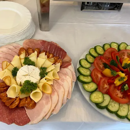 Hrusicka Restaurace A S Klimatizaci A Parkovistem Pro Motorky A Kola 3* Hrusice