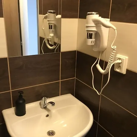 Hrusicka Restaurace A S Klimatizaci A Parkovistem Pro Motorky A Kola بيت ضيافة 3*