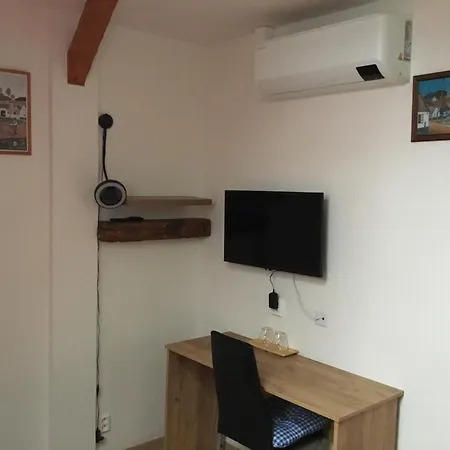 بيت ضيافة Hrusicka Restaurace A S Klimatizaci A Parkovistem Pro Motorky A Kola